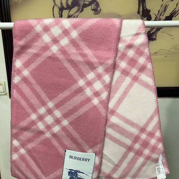 Burberry pink gradient scarf with knight's coat of arms - classic and elegant. - Picture 6 of 11